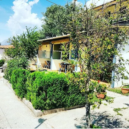 Ξενοδοχείο με διαμερίσματα Pano Marko Dhërmi